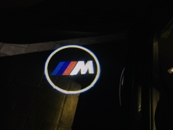 Подсветка логотипа в двери BMW,подсветка дверей с логотипом BMW,Штатная подсветка BMW,подсветка дверей с логотипом авто BMW,светодиодная подсветка логотипа BMW в двери,Лазерные проекторы BMW в двери,Лазерная подсветка BMW