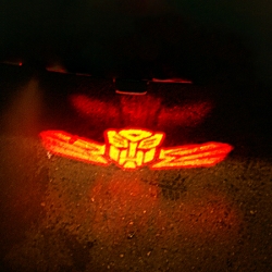 проектор на бампер autobot,проектор логотипа autobot для заднего бампера,проектор логотипа autobot на задний бампер,светодиодный проектор autobot,светодиодный проектор логотипа autobot,рекламный проектор autobot,след тени логотипа автомобиля autobot,светя