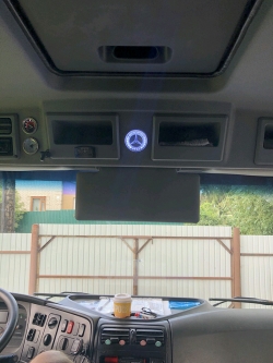 Светящийся логотип Мерседес Mercedes зеркальное серебро с хром отделкой с 2D гравировкой надписи Мерседес Mercedes.Эффектный зеркальный дизайн эмблемы Мерседес Mercedes,эргономичная конструкция и высокое качество исполнения привлекли к аксессуару повышенн