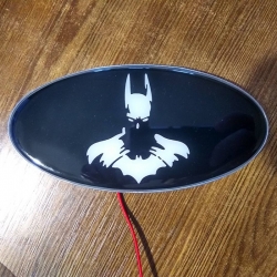 Светящийся логотип Batman Бэтмен,светящаяся эмблема Batman Бэтмен,светящийся логотип на авто Batman Бэтмен,светящийся логотип на автомобиль Batman Бэтмен,подсветка логотипа Batman Бэтмен