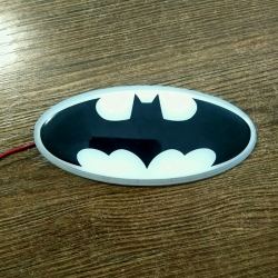 Светящийся логотип Batman (Бетмен) Hyundai Santa Fe,светящаяся эмблема Batman (Бетмен) Hyundai Santa Fe,светящийся логотип на авто Batman (Бетмен) Hyundai Santa Fe,светящийся логотип на автомобиль Batman (Бетмен) Hyundai Santa Fe,подсветка логотипа Batman