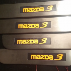 накладки на пороги с подсветкой Mazda3,светящиеся накладки на пороги Mazda 3,светодиодные накладки на пороги Mazda 3,светодиодные накладки на пороги авто Mazda 3,накладки на пороги Mazda 3,декоративные накладки Mazda 3