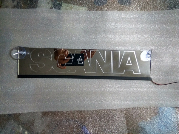 Зеркальная светящаяся табличка для грузовика SCANIA (Вольво) с 2D гравировкой  Светодиодная, зеркальная, светящаяся табличка SCANIA (Вольво). Светящуюся эмблему SCANIA (Вольво) крепят на стекло, свет излучаемый светодиодами от логотипа будет виден за пред