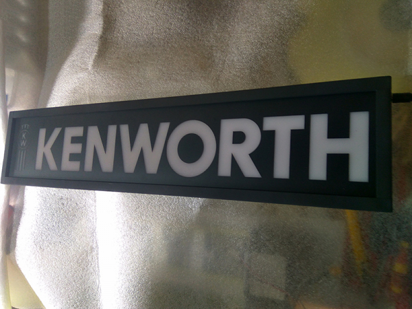 Светящаяся неоновая табличка для грузовика Kenworth на заказ после оплаты.  Светодиодная, светящаяся табличка Kenworth. Светящуюся эмблему Kenworth крепят в спальник, свет излучаемый светодиодами от логотипа будет виден за пределами автомобиля через ветро