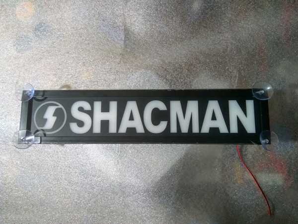 Светящаяся табличка на лобовое стекло Shacman (Шакман) была изготовлена на заказ. Shacman (Шакман) китайский самосвал очень распространён в России,  самосвалы позиционируются в качестве самоходных машин, которые способны производить разгрузку транспортиру
