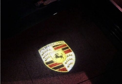 Подсветка логотипа в двери PORSCHE,подсветка дверей с логотипом PORSCHE,Штатная подсветка PORSCHE,подсветка дверей с логотипом авто PORSCHE,светодиодная подсветка логотипа PORSCHE в двери,Лазерные проекторы PORSCHE в двери,Лазерная подсветка PORSCHE