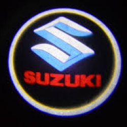 Подсветка логотипа в двери SUZUKI,подсветка дверей с логотипом SUZUKI,Штатная подсветка SUZUKI,подсветка дверей с логотипом авто SUZUKI,светодиодная подсветка логотипа SUZUKI в двери,Лазерные проекторы SUZUKI в двери,Лазерная подсветка SUZUKI