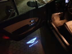 Подсветка логотипа в двери Bentley,подсветка дверей с логотипом Bentley,Штатная подсветка Bentley,подсветка дверей с логотипом авто Bentley,светодиодная подсветка логотипа Bentley в двери,Лазерные проекторы Bentley в двери,Лазерная подсветка Bentley