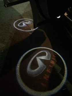 Подсветка логотипа в двери INFINITI QX56,подсветка дверей с логотипом INFINITI QX56,Штатная подсветка INFINITI QX56,подсветка дверей с логотипом авто INFINITI QX56,светодиодная подсветка логотипа INFINITI в двери,Лазерные проекторы INFINITI в двери,Лазерн