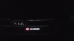 Эффектный светящийся логотип KIA радиатора, эргономичная конструкция и высокое качество исполнения привлекли к аксессуару повышенное внимание любителей автотюнинга,Светящийся логотип KIA радиатора на решетку радиатора,Светящаяся передняя эмблема KIA на ре