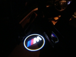Подсветка логотипа в двери BMW,подсветка дверей с логотипом BMW,Штатная подсветка BMW,подсветка дверей с логотипом авто BMW,светодиодная подсветка логотипа BMW в двери,Лазерные проекторы BMW в двери,Лазерная подсветка BMW