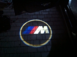 Подсветка логотипа в двери BMW,подсветка дверей с логотипом BMW,Штатная подсветка BMW,подсветка дверей с логотипом авто BMW,светодиодная подсветка логотипа BMW в двери,Лазерные проекторы BMW в двери,Лазерная подсветка BMW