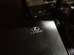 Подсветка логотипа в двери LEXUS,подсветка дверей с логотипом LEXUS,Штатная подсветка LEXUS,подсветка дверей с логотипом авто LEXUS,светодиодная подсветка логотипа LEXUS в двери,Лазерные проекторы LEXUS в двери,Лазерная подсветка LEXUS