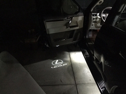 Подсветка логотипа в двери LEXUS,подсветка дверей с логотипом LEXUS,Штатная подсветка LEXUS,подсветка дверей с логотипом авто LEXUS,светодиодная подсветка логотипа LEXUS в двери,Лазерные проекторы LEXUS в двери,Лазерная подсветка LEXUS
