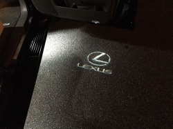 Подсветка логотипа в двери LEXUS,подсветка дверей с логотипом LEXUS,Штатная подсветка LEXUS,подсветка дверей с логотипом авто LEXUS,светодиодная подсветка логотипа LEXUS в двери,Лазерные проекторы LEXUS в двери,Лазерная подсветка LEXUS