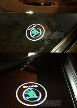 Подсветка логотипа в двери SKODA Superb,подсветка дверей с логотипом SKODA,Штатная подсветка SKODA,подсветка дверей с логотипом авто SKODA,светодиодная подсветка логотипа SKODA в двери,Лазерные проекторы SKODA в двери,Лазерная подсветка SKODA
