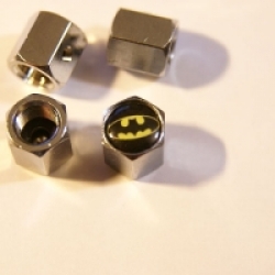 ключ,брелок,колпачки на ниппель Batman,купить,колпачок на ниппель колеса Batman,колпачки ниппель автомобиля Batman,колпачки на ниппель с логотипом Batman,колпачки на ниппель для авто,колпачки ниппель хромированные,металлический колпачок на ниппель,купить 