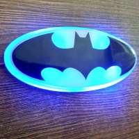 Светящийся логотип Batman (Бетмен) Hyundai Santa Fe,светящаяся эмблема Batman (Бетмен) Hyundai Santa Fe,светящийся логотип на авто Batman (Бетмен) Hyundai Santa Fe,светящийся логотип на автомобиль Batman (Бетмен) Hyundai Santa Fe,подсветка логотипа Batman