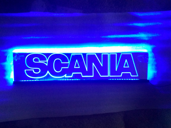 Зеркальная светящаяся табличка для грузовика SCANIA (Вольво) с 2D гравировкой  Светодиодная, зеркальная, светящаяся табличка SCANIA (Вольво). Светящуюся эмблему SCANIA (Вольво) крепят на стекло, свет излучаемый светодиодами от логотипа будет виден за пред