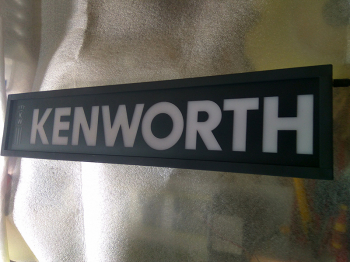 Светящаяся неоновая табличка для грузовика Kenworth на заказ после оплаты.  Светодиодная, светящаяся табличка Kenworth. Светящуюся эмблему Kenworth крепят в спальник, свет излучаемый светодиодами от логотипа будет виден за пределами автомобиля через ветро