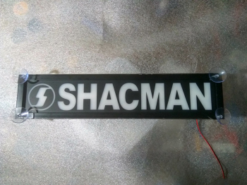 Светящаяся табличка на лобовое стекло Shacman (Шакман) была изготовлена на заказ. Shacman (Шакман) китайский самосвал очень распространён в России,  самосвалы позиционируются в качестве самоходных машин, которые способны производить разгрузку транспортиру