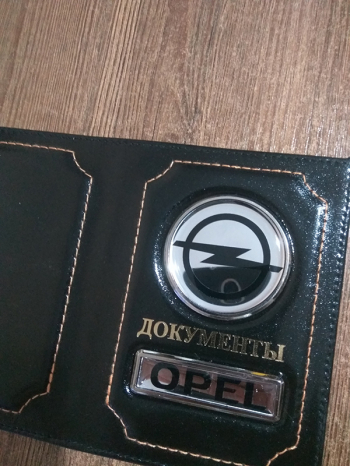 Кожаная обложка для документов с эмблемой OPEL (ОПЕЛЬ) на зеркальном хроме Уникальный дизайн обложки с зеркальным хромов для автодокументов с логотипом OPEL (ОПЕЛЬ) на основании подложки из зеркального хрома.