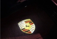 Подсветка логотипа в двери PORSCHE,подсветка дверей с логотипом PORSCHE,Штатная подсветка PORSCHE,подсветка дверей с логотипом авто PORSCHE,светодиодная подсветка логотипа PORSCHE в двери,Лазерные проекторы PORSCHE в двери,Лазерная подсветка PORSCHE