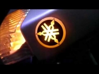 Светящийся задний логотип на мотоцикл Yamaha,светящаяся эмблема Yamaha на мотоцикл,светящийся логотип на авто Yamaha на мотоцикл,светящийся логотип на автомобиль Yamaha на мотоцикл,подсветка логотипа Yamaha на мотоцикл