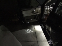 Подсветка логотипа в двери LEXUS,подсветка дверей с логотипом LEXUS,Штатная подсветка LEXUS,подсветка дверей с логотипом авто LEXUS,светодиодная подсветка логотипа LEXUS в двери,Лазерные проекторы LEXUS в двери,Лазерная подсветка LEXUS